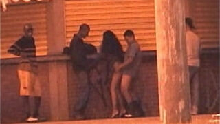 Fazendo Sexo com Vários Desconhecidos no Quiosque da Praia