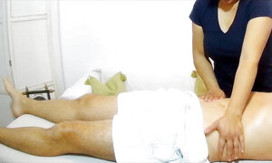 Massage handjob in a perfect thai massage parlor