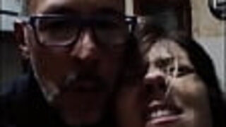 Sesso anale con la mia matrigna si vede dal viso come gode quando il mio cazzo entra nel culo