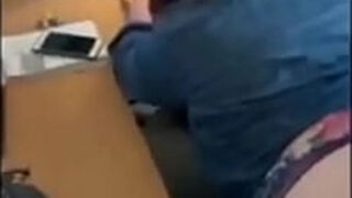 Il encule sa secrétaire au bureau