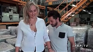 La CEO est 1 Milf cougar francaise aux gros seins et donne son cul en entretien