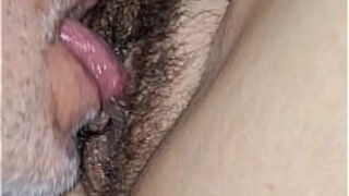 La mia amante Teresa mi fa una sega io gli lecco la figa pelosa poi gli sborro sul piede