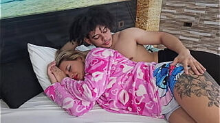 Madrasta de grandes tetas no le gusta estar sola en cama