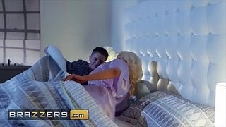 Blonde housewife &lpar;Nicolette Shea&rpar; cheats on her husband - Brazzers