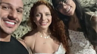 Eu e minha mulher conhecemos uma ruivinha no ano novo de Copacabana e chamamos ela pra um ménage&period;