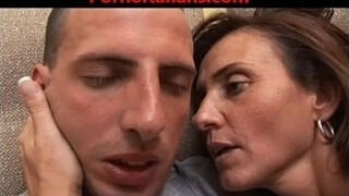ITALIAN MILF MATURE MOM - MAMMA ARRAPATA SCOPA RAGAZZO