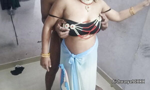 Hot Indian Desi Aishwarya Bhabhi Ki Sari Mein Hot Chudai. Indian Desi Bhabhi Sari Sex in Hindi.