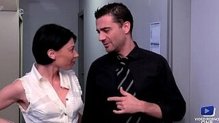 Je me fais enculer par le pervers de la boîte