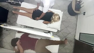 Masajes en Pareja Quedo Grabado Como La Esposa es Follada al Lado de su Marido