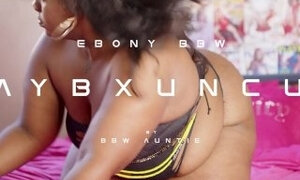 EBONY BBW TWERKS JUICY ASS