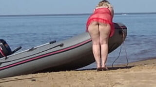 MILF with juicy ass on the beach