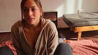 A SOLAS CON LA PRIMA DE MI AMIGO. LE LLENO LA CARITA DE LECHE