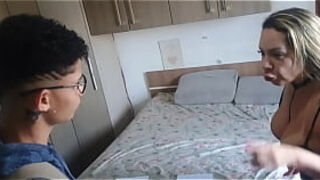 Espiei minha madrasta tomando banho e ela me castigou com sua enorme bunda