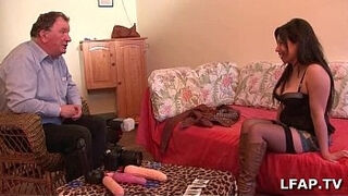 Fist et penetration anale pour le casting porno d une milf francaise