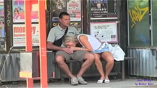 Alla fermata dell’autobus la troia ha tanta voglia di scopare con uno sconosciuto