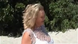 Polskie mamu&sacute;ki - Mamu&sacute;ka stawia namiato na pla&zdot;y