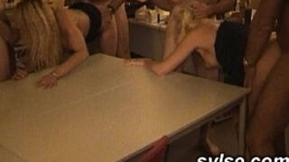 Gangbang pour 2 Secretaires au bureau et branlette sur la plage