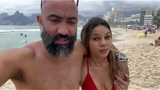 Ela ficou com tesão na praia e arrebentei o cuzinho dela
